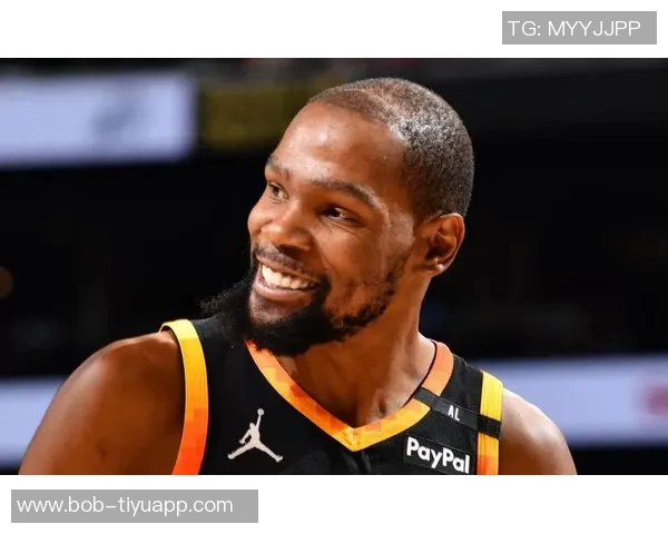 杜兰特与美女记者互动频频邀请共赏比赛后共享烧烤时光