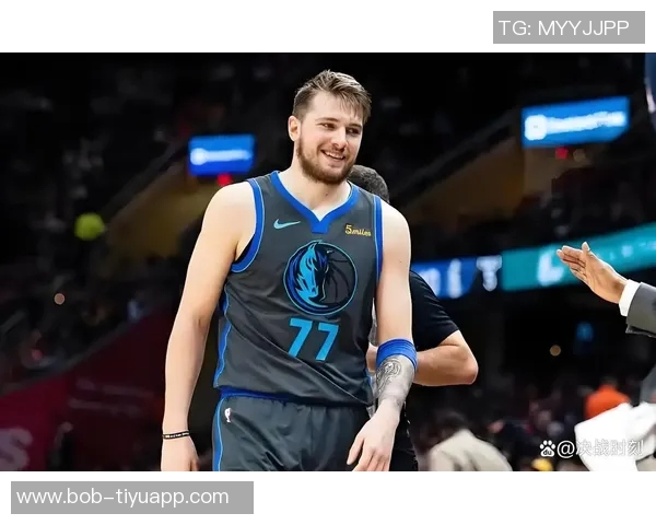 东契奇体重反弹双下巴现身腰腹部游泳圈引发关注 东契奇体重反弹双下巴现身腰腹部游泳圈引发关注